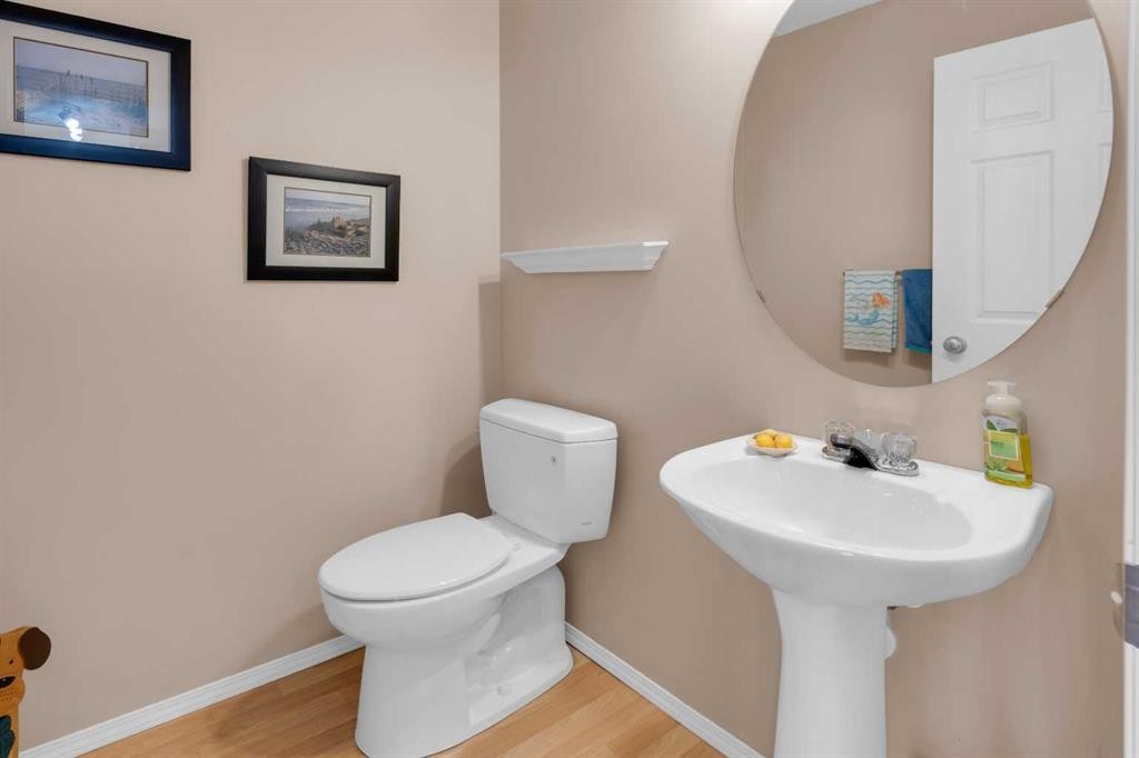 27 Royal Birch Mount Nw, Calgary, AB - Indoor Photo Showing Bathroom