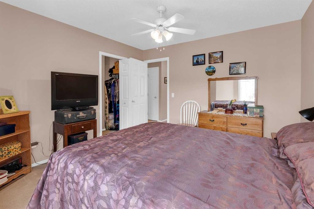 27 Royal Birch Mount Nw, Calgary, AB - Indoor Photo Showing Bedroom