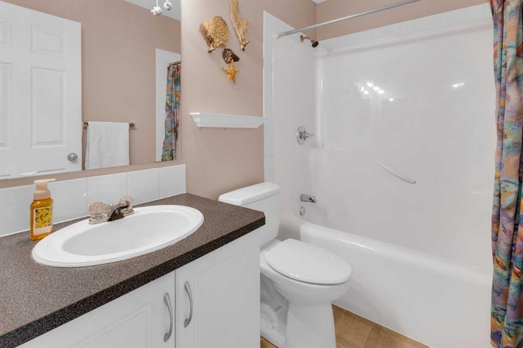 27 Royal Birch Mount Nw, Calgary, AB - Indoor Photo Showing Bathroom