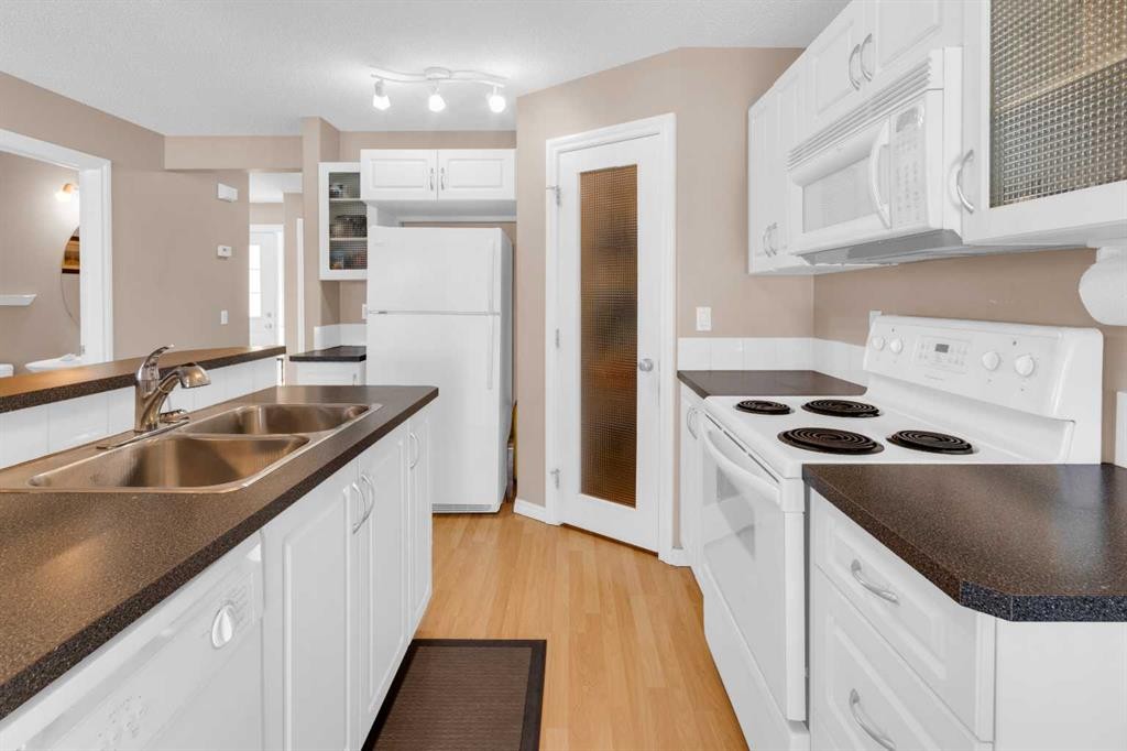 27 Royal Birch Mount Nw, Calgary, AB - Indoor Photo Showing Kitchen With Double Sink