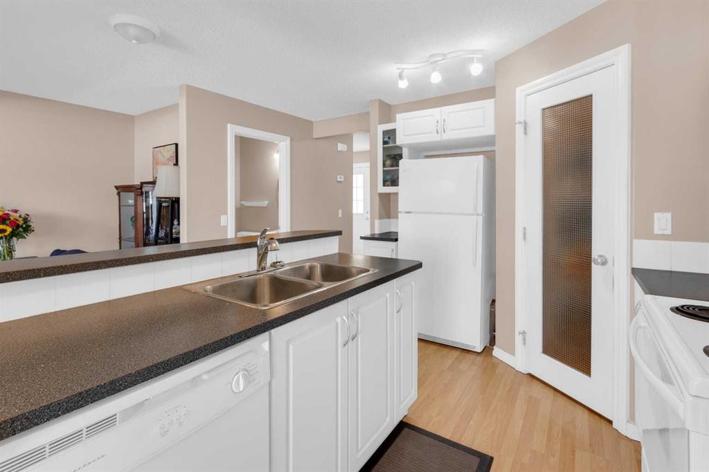 27 Royal Birch Mount Nw, Calgary, AB - Indoor Photo Showing Kitchen With Double Sink