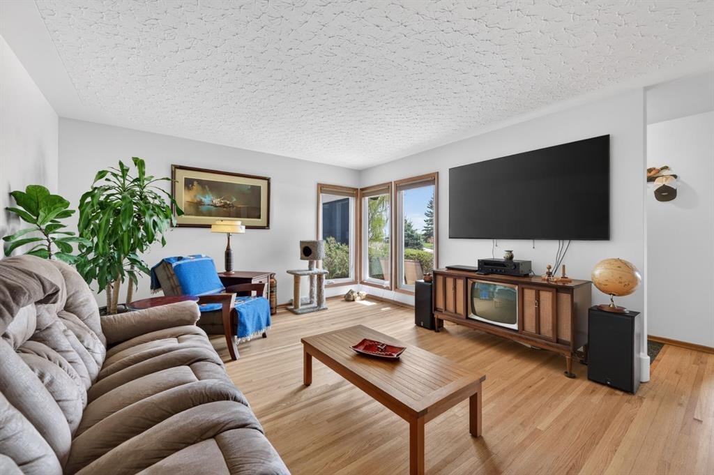 26 Cardiff Place Nw, Calgary, AB - Indoor Photo Showing Living Room