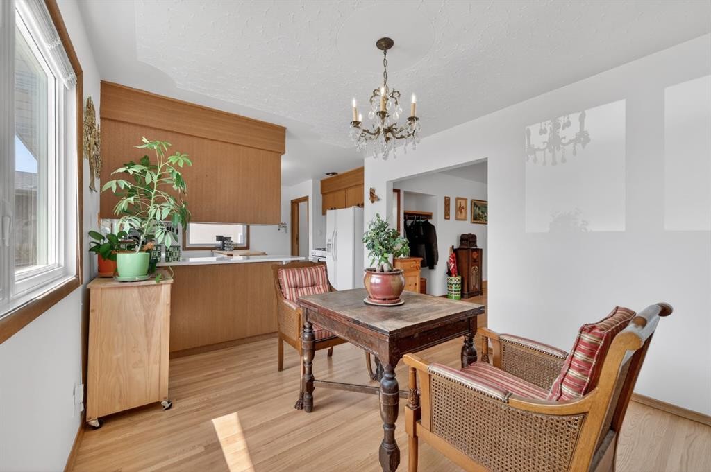 26 Cardiff Place Nw, Calgary, AB - Indoor Photo Showing Dining Room