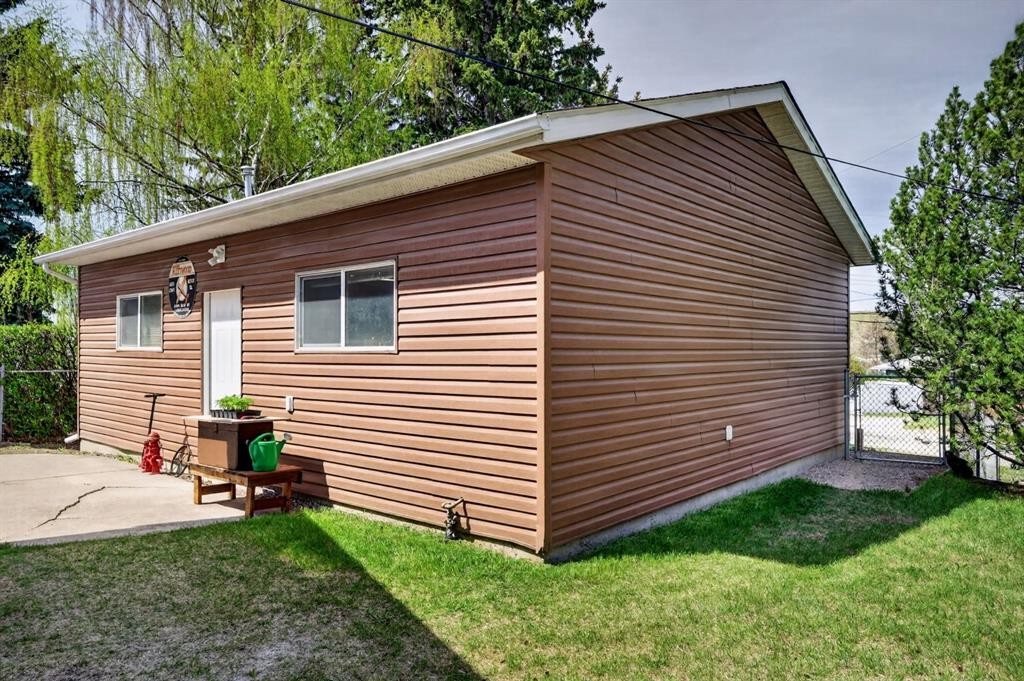 26 Cardiff Place Nw, Calgary, AB - Outdoor With Exterior