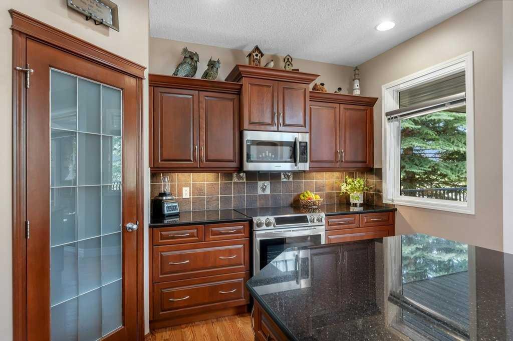 101 Valley Creek Place Nw, Calgary, AB - Indoor Photo Showing Kitchen