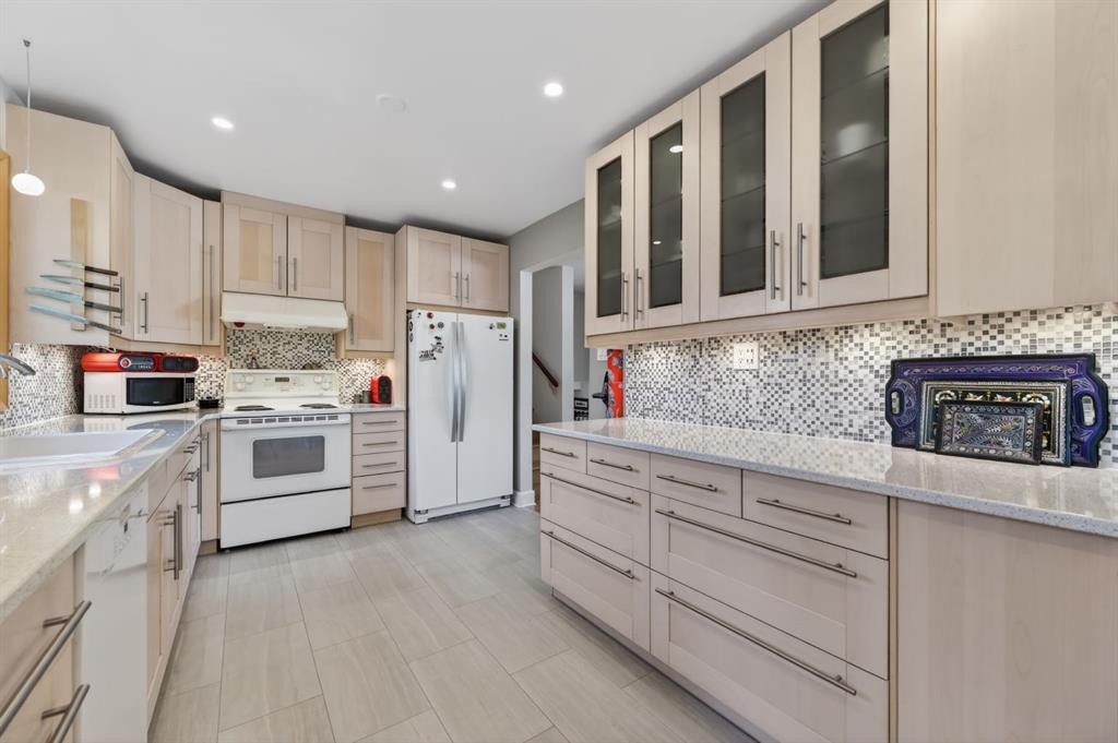 3811 24 Street Nw, Calgary, AB - Indoor Photo Showing Kitchen