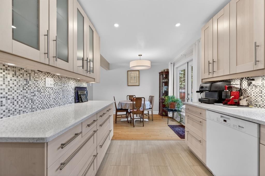 3811 24 Street Nw, Calgary, AB - Indoor Photo Showing Kitchen