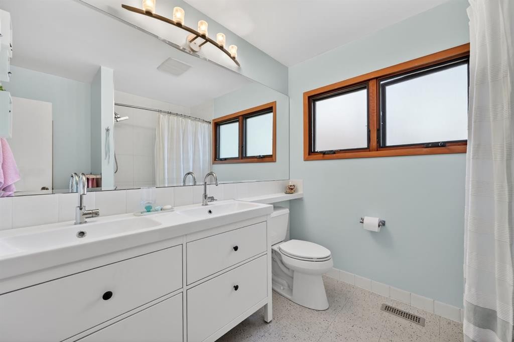 3811 24 Street Nw, Calgary, AB - Indoor Photo Showing Bathroom