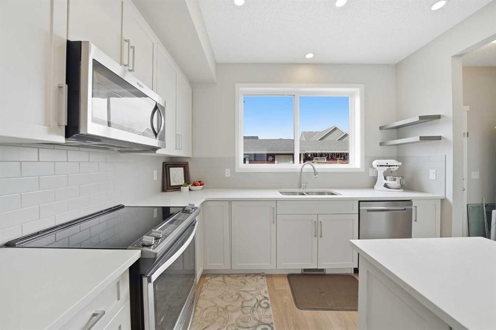 8112 Masters Boulevard Se, Calgary, AB - Indoor Photo Showing Kitchen With Upgraded Kitchen