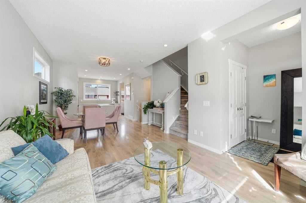 8112 Masters Boulevard Se, Calgary, AB - Indoor Photo Showing Living Room