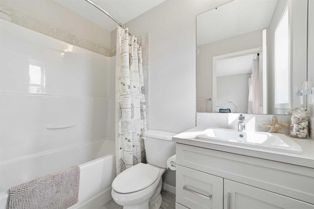 8112 Masters Boulevard Se, Calgary, AB - Indoor Photo Showing Bathroom