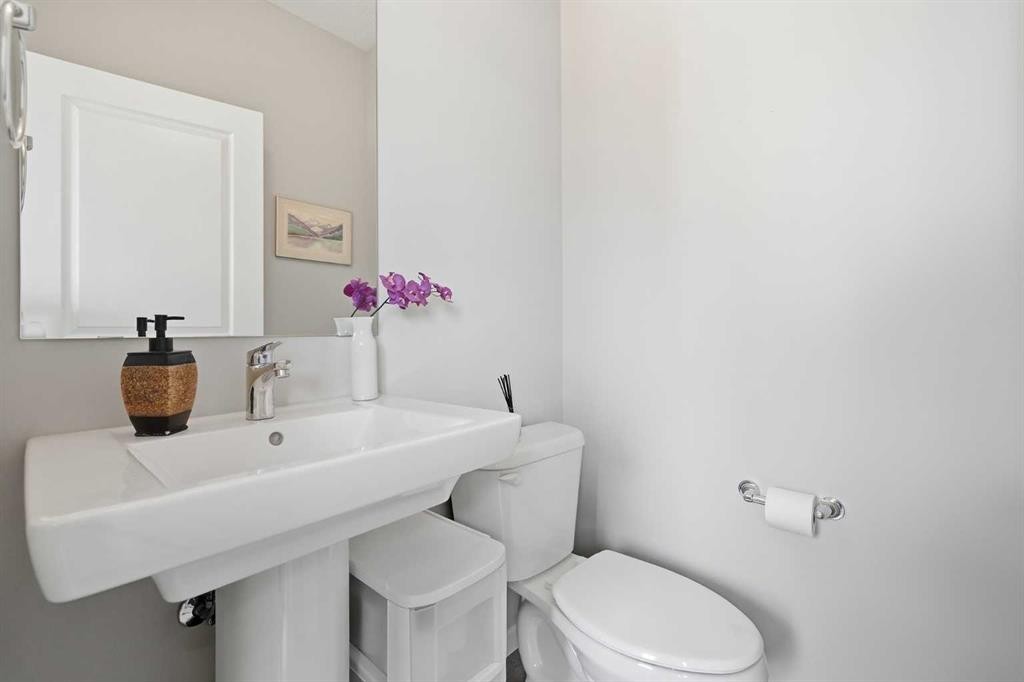 8112 Masters Boulevard Se, Calgary, AB - Indoor Photo Showing Bathroom