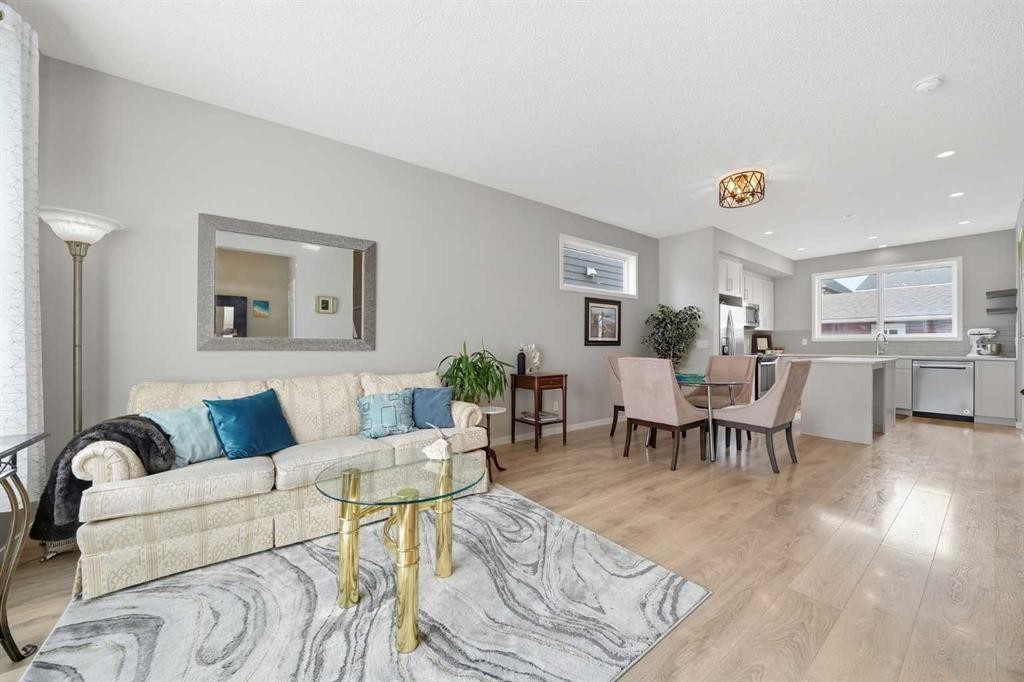 8112 Masters Boulevard Se, Calgary, AB - Indoor Photo Showing Living Room