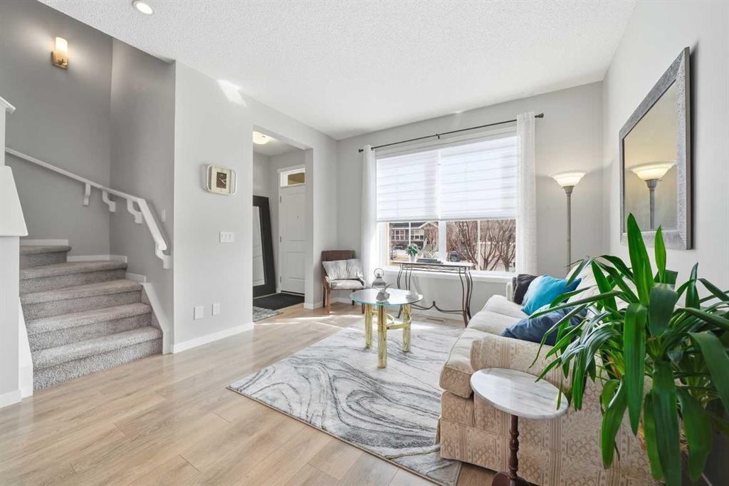 8112 Masters Boulevard Se, Calgary, AB - Indoor Photo Showing Living Room