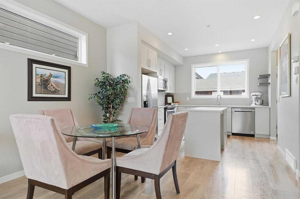 8112 Masters Boulevard Se, Calgary, AB - Indoor Photo Showing Dining Room