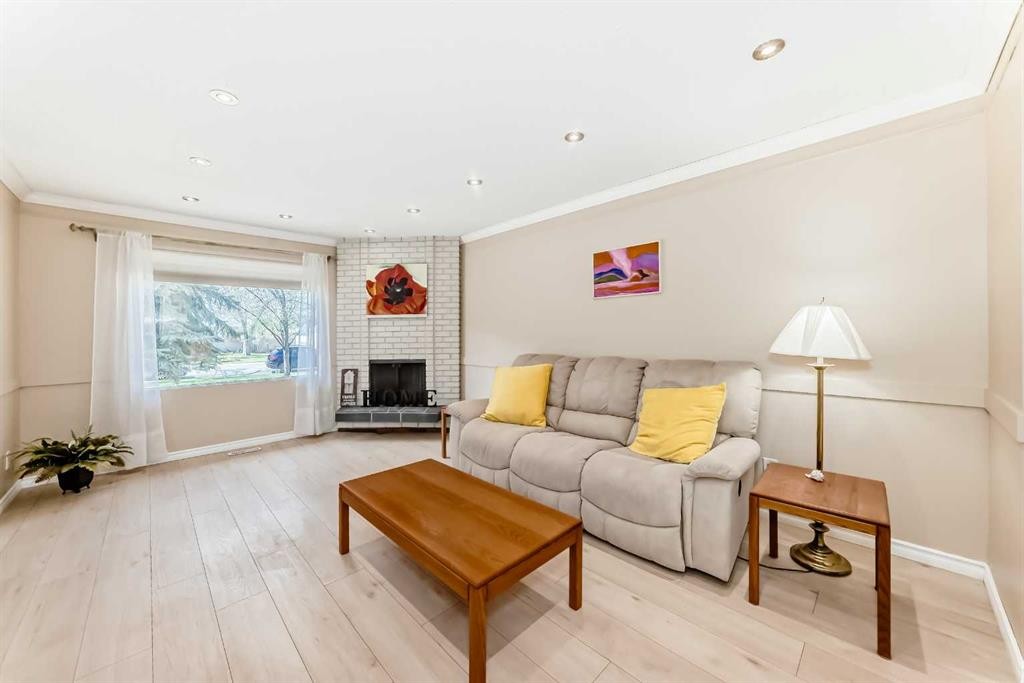 8-714 Willow Park Drive Se, Calgary, AB - Indoor Photo Showing Living Room