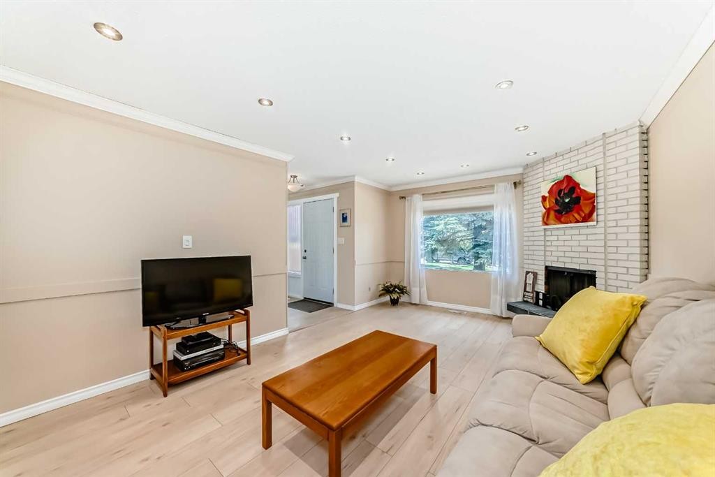8-714 Willow Park Drive Se, Calgary, AB - Indoor Photo Showing Living Room