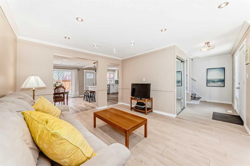 8-714 Willow Park Drive Se, Calgary, AB - Indoor Photo Showing Living Room