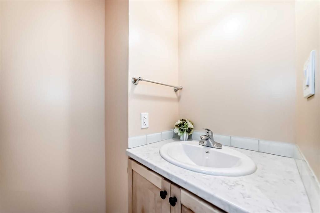 8-714 Willow Park Drive Se, Calgary, AB - Indoor Photo Showing Bathroom