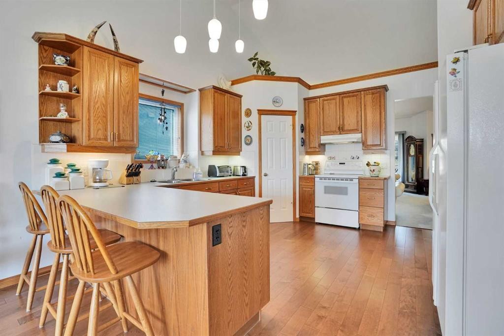82 Valley Ridge Point Nw, Calgary, AB - Indoor Photo Showing Kitchen