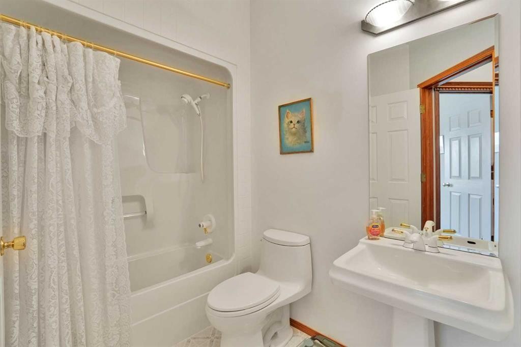 82 Valley Ridge Point Nw, Calgary, AB - Indoor Photo Showing Bathroom