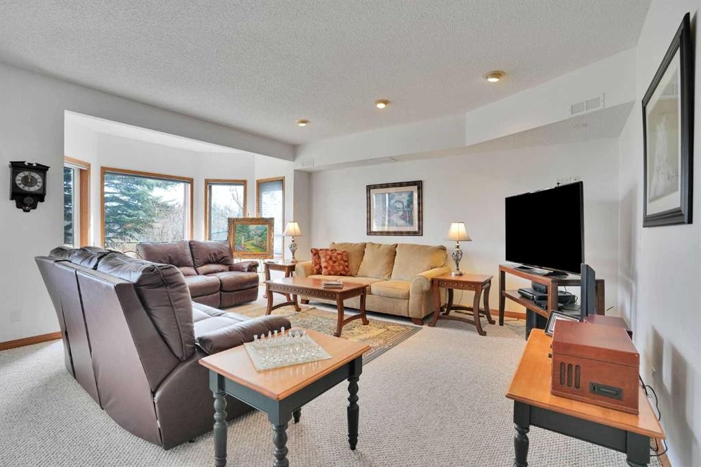 82 Valley Ridge Point Nw, Calgary, AB - Indoor Photo Showing Living Room
