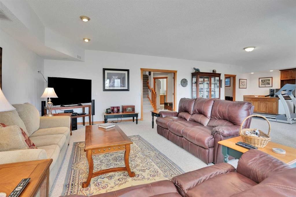 82 Valley Ridge Point Nw, Calgary, AB - Indoor Photo Showing Living Room