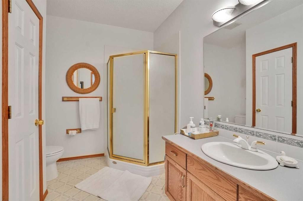 82 Valley Ridge Point Nw, Calgary, AB - Indoor Photo Showing Bathroom