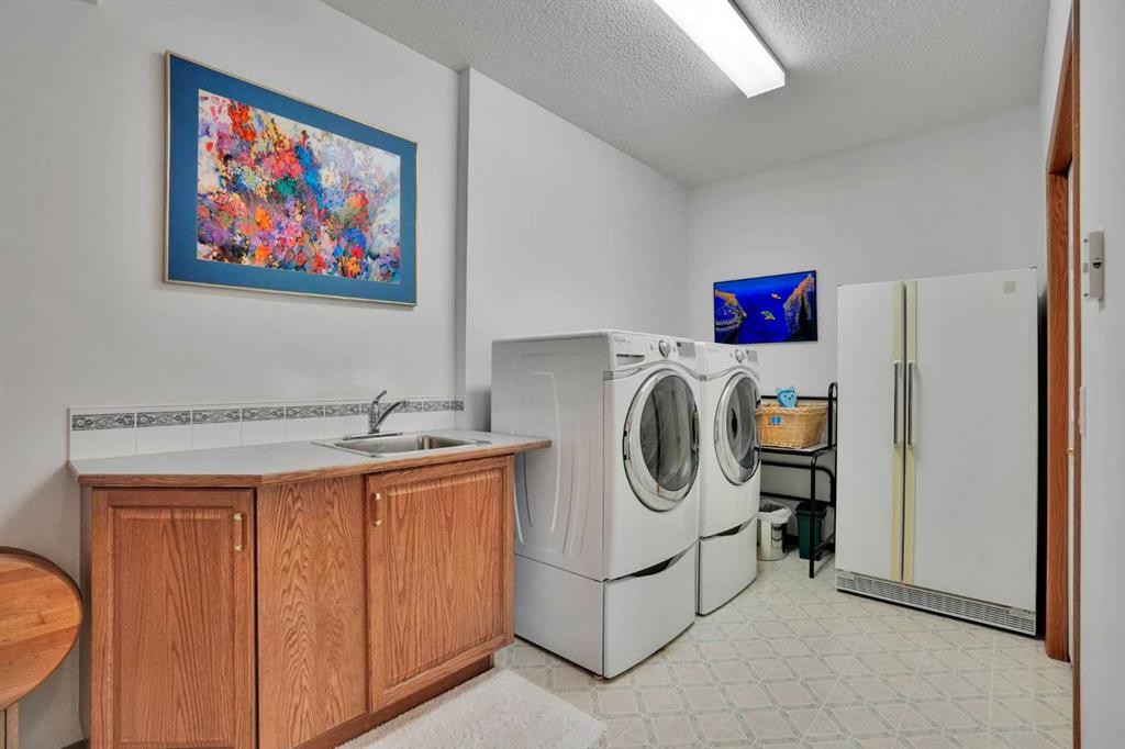 82 Valley Ridge Point Nw, Calgary, AB - Indoor Photo Showing Laundry Room