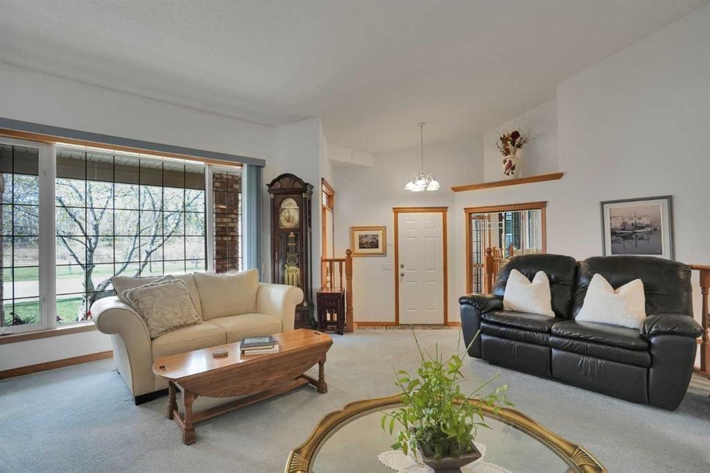 82 Valley Ridge Point Nw, Calgary, AB - Indoor Photo Showing Living Room