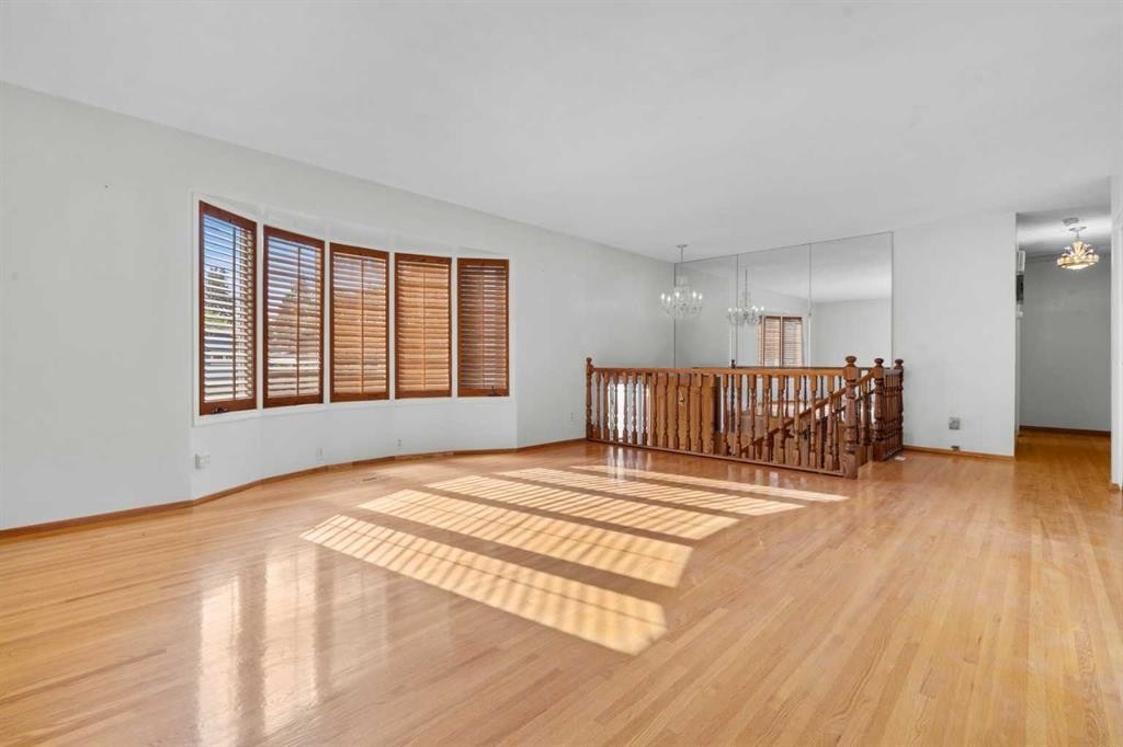 444 Woodland Crescent Se, Calgary, AB - Indoor