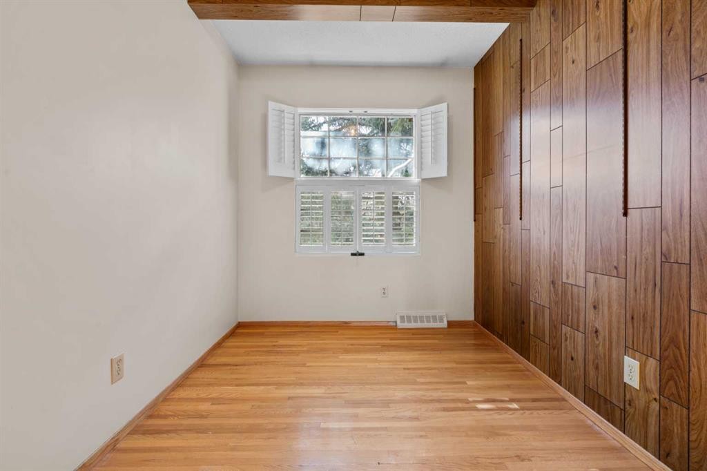 444 Woodland Crescent Se, Calgary, AB - Indoor Photo Showing Other Room