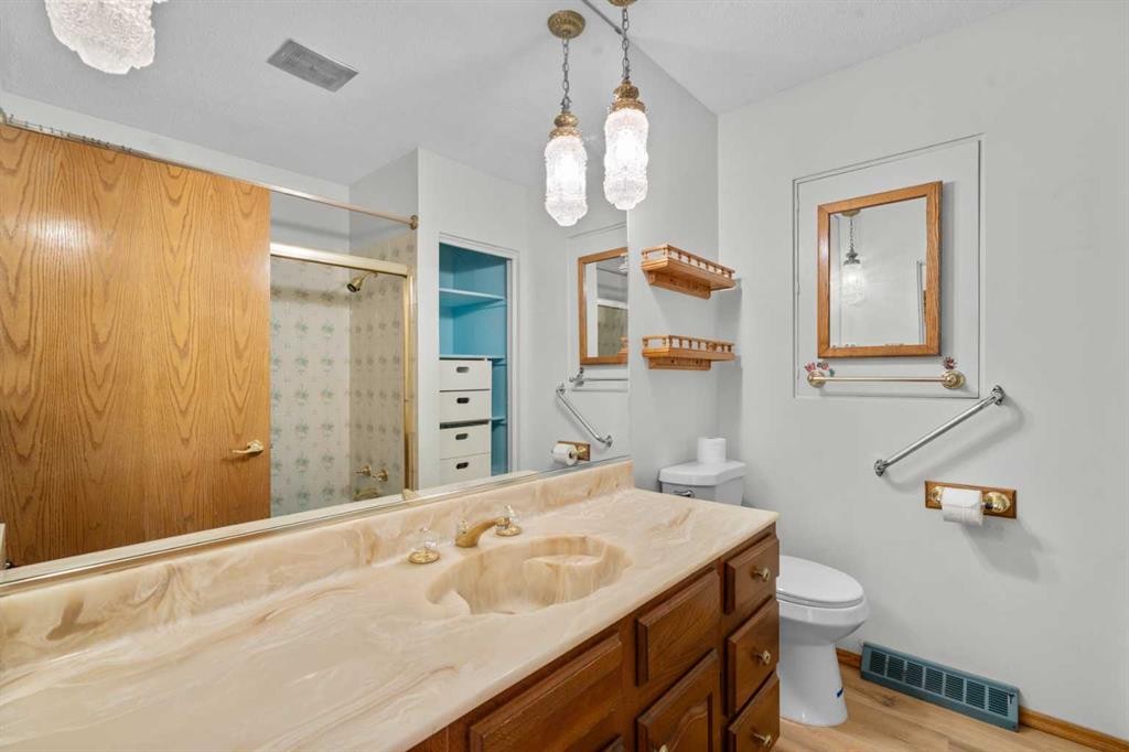 444 Woodland Crescent Se, Calgary, AB - Indoor Photo Showing Bathroom