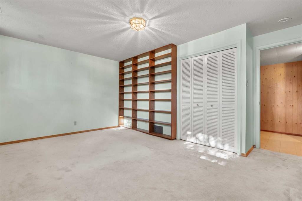 444 Woodland Crescent Se, Calgary, AB - Indoor Photo Showing Other Room