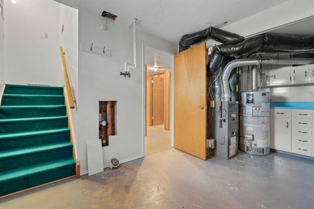444 Woodland Crescent Se, Calgary, AB - Indoor