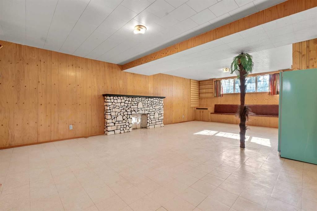 444 Woodland Crescent Se, Calgary, AB - Indoor Photo Showing Other Room