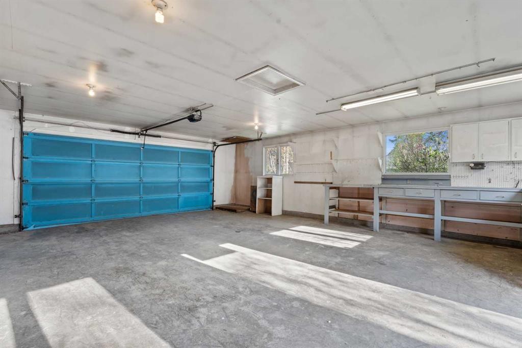 444 Woodland Crescent Se, Calgary, AB - Indoor Photo Showing Garage