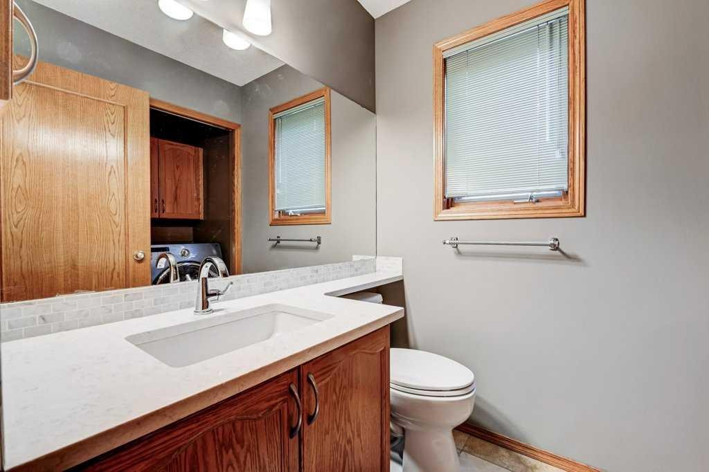 91 Valley Ridge Green Nw, Calgary, AB - Indoor Photo Showing Bathroom