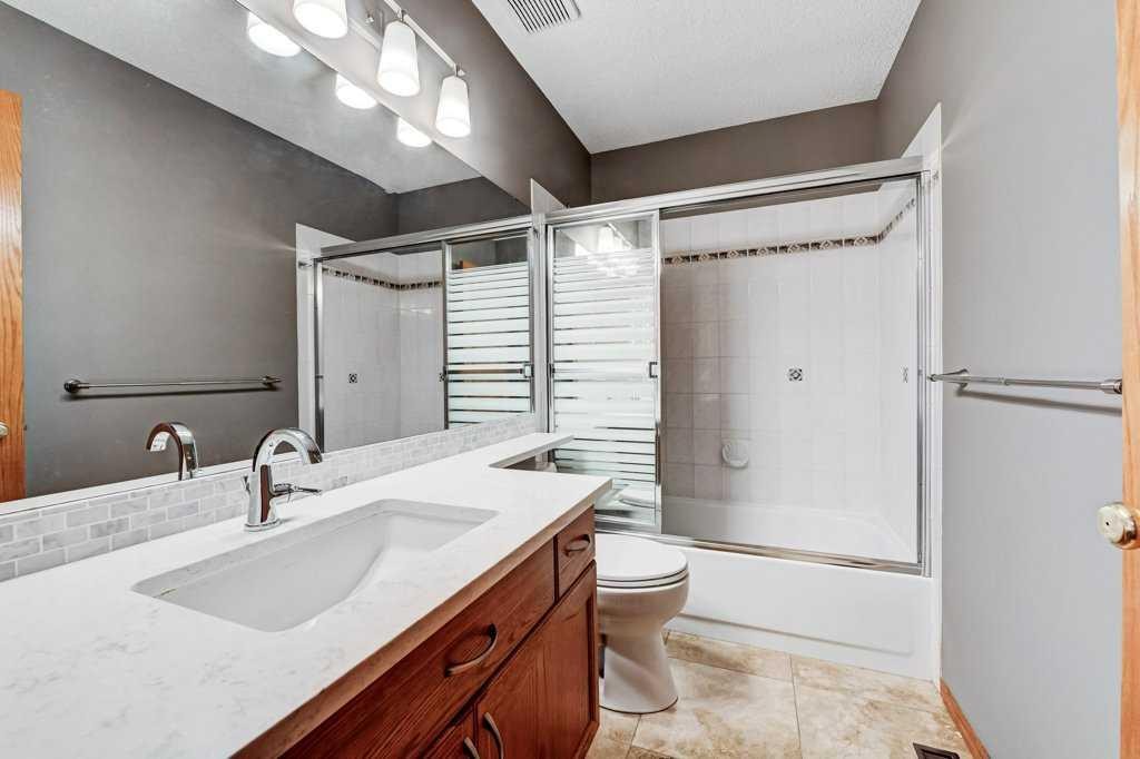 91 Valley Ridge Green Nw, Calgary, AB - Indoor Photo Showing Bathroom