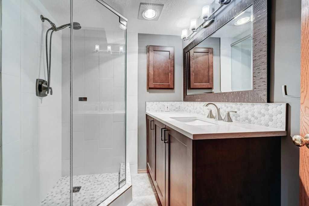 91 Valley Ridge Green Nw, Calgary, AB - Indoor Photo Showing Bathroom
