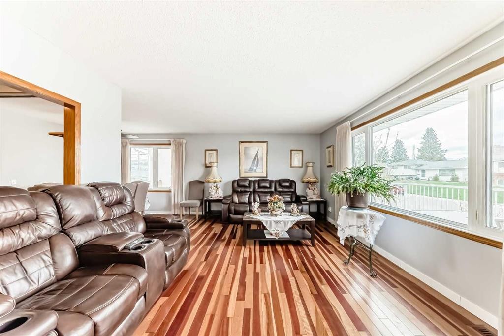 247 Huntford Way Ne, Calgary, AB - Indoor Photo Showing Living Room