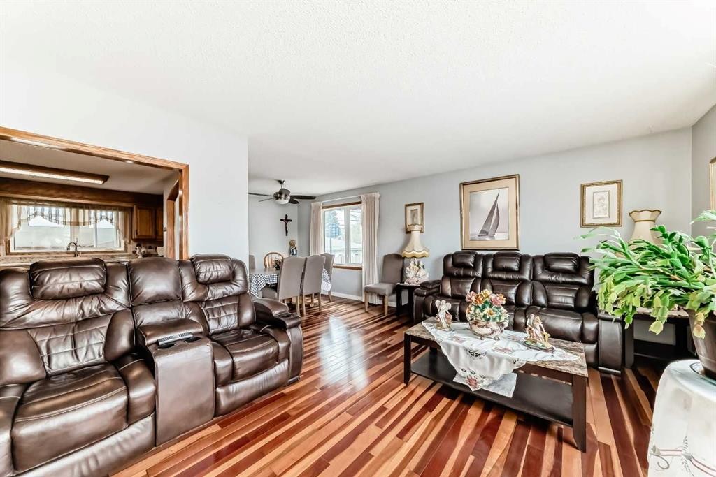 247 Huntford Way Ne, Calgary, AB - Indoor Photo Showing Living Room