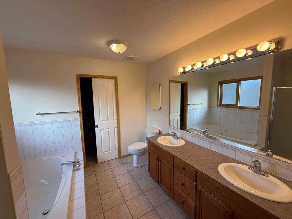 2 Terrace Place, Canmore, AB - Indoor Photo Showing Bathroom