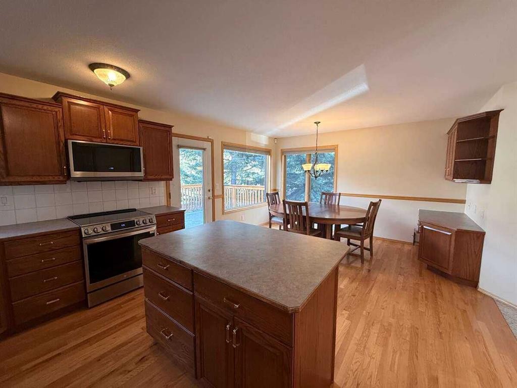 2 Terrace Place, Canmore, AB - Indoor Photo Showing Kitchen