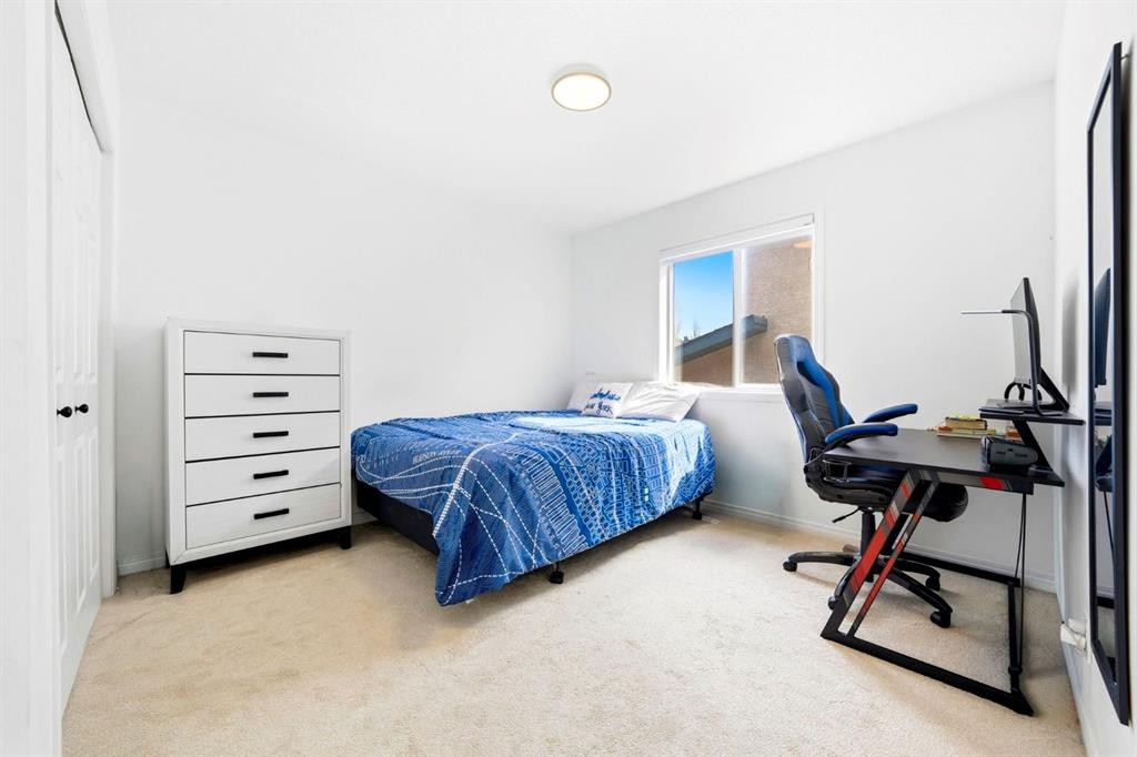 193 Hidden Creek Road Nw, Calgary, AB - Indoor Photo Showing Bedroom