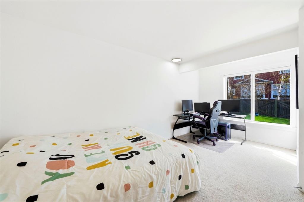 193 Hidden Creek Road Nw, Calgary, AB - Indoor Photo Showing Bedroom