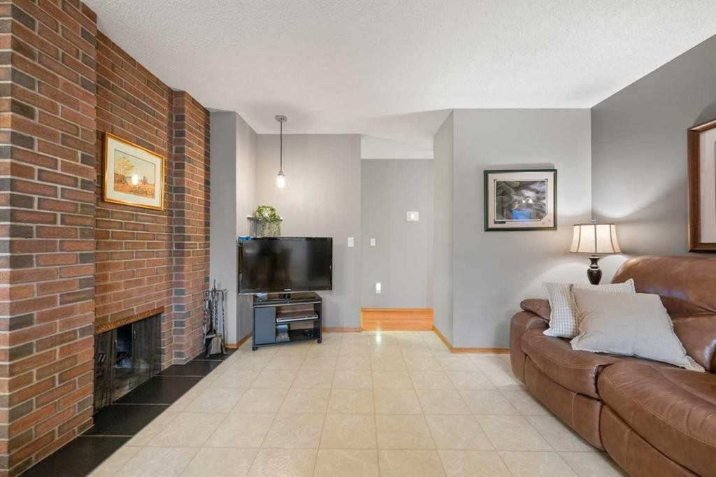 479 Templevale Drive Ne, Calgary, AB - Indoor Photo Showing Living Room With Fireplace