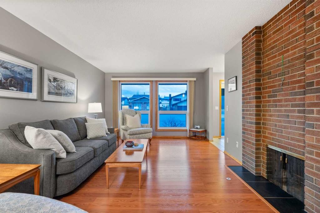 479 Templevale Drive Ne, Calgary, AB - Indoor Photo Showing Living Room With Fireplace
