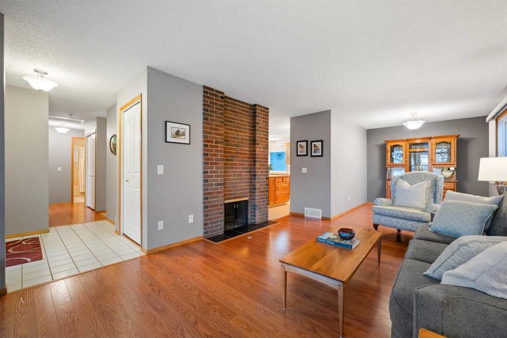 479 Templevale Drive Ne, Calgary, AB - Indoor Photo Showing Living Room With Fireplace