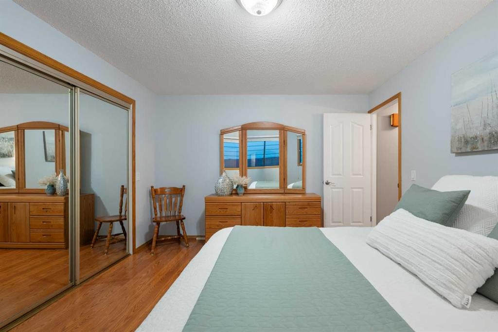 479 Templevale Drive Ne, Calgary, AB - Indoor Photo Showing Bedroom